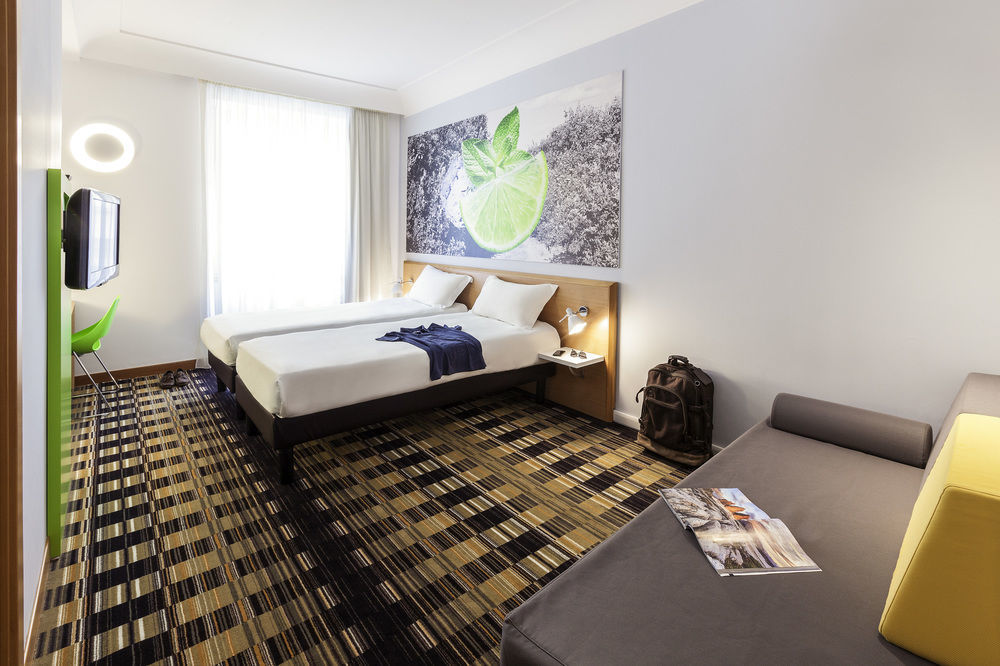 Отель Ibis Styles Napoli Garibaldi Экстерьер фото