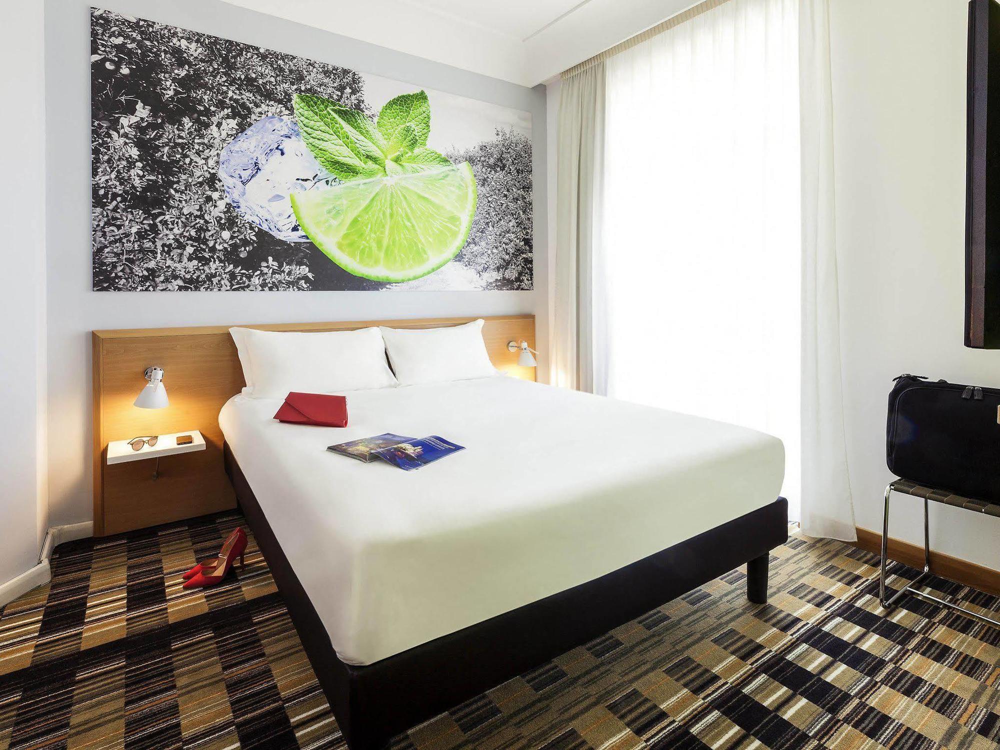 Отель Ibis Styles Napoli Garibaldi Экстерьер фото