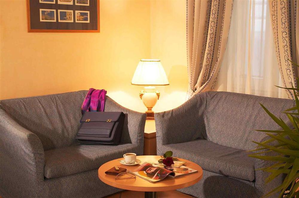 Отель Ibis Styles Napoli Garibaldi Номер фото